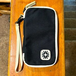 Walker Family goods Mylee zip clutch wallet